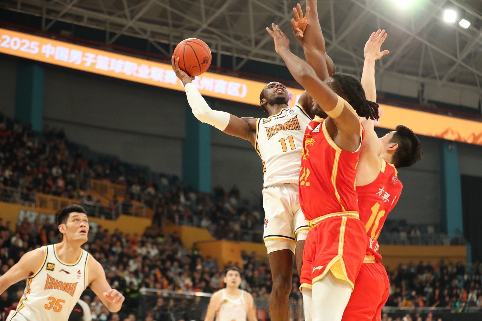 清晨阿贾克斯备战CBA季后赛，绝杀压哨细节曝光，话题不断，临场指挥获称赞的简单介绍